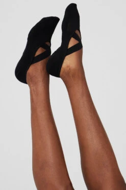 Women's Pivot Barre Sock - Black -Alo Yoga Shop A0094W 01 b1 a2 m100