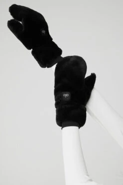 Faux Fur Mittens - Black -Alo Yoga Shop A0382W 01 b1 s1 a2 1 m54