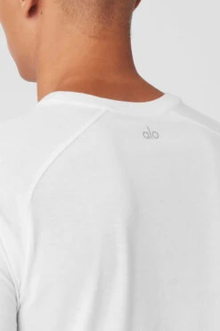 Triumph Raglan Tee - White -Alo Yoga Shop M1133R 00 b1 s3 a4 1 m154
