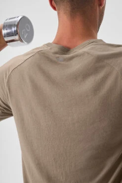 Triumph Raglan Tee - Gravel -Alo Yoga Shop M1133R 05438 b1 s1 a4 1 m180 6ce85f8b 49ae 4d6f bd64 4f8a76035001