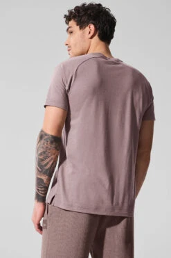 Triumph Raglan Tee - Mushroom -Alo Yoga Shop M1133R 05498 b1 s1 a2 1 m214