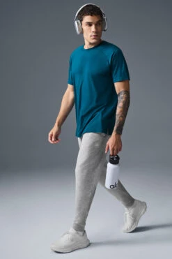 Triumph Raglan Tee - Eclipse Blue -Alo Yoga Shop M1133R 05600 b1 s1 a4 1 m214