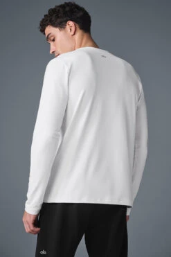Conquer Reform Crewneck Long Sleeve - White -Alo Yoga Shop M3181R 00 b1 s1 a2 1 m214