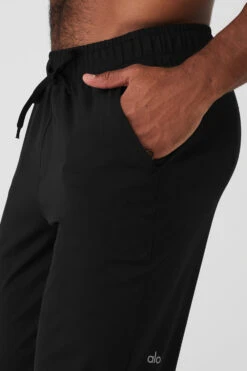 Conquer Pulse Pant - Black 8 Conquer Pulse Pant - Black -Alo Yoga Shop M5137R 01 b1 s3 a4 1 m93