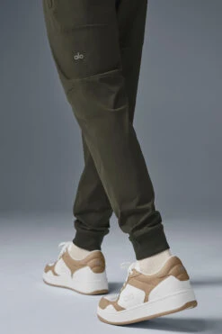 Co-Op Pant - Stealth Green -Alo Yoga Shop M5190R 04672 b1 s1 a4 1 m214