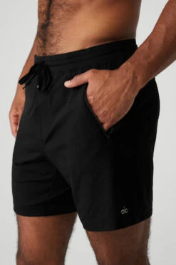 Conquer Reform Short - Black -Alo Yoga Shop M6107R 01 b1 s3 a4 1 m93