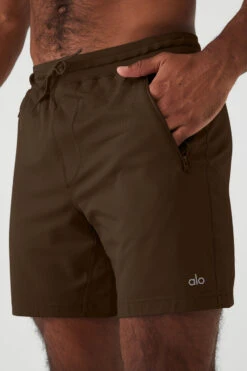 Conquer Reform Short - Espresso -Alo Yoga Shop M6107R 04064 b1 s3 a4 1 m93