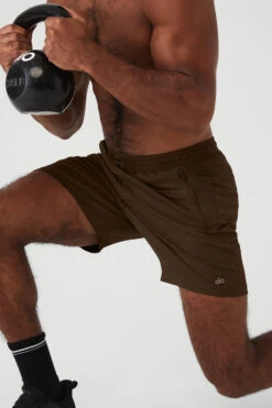 Conquer Reform Short - Espresso -Alo Yoga Shop M6107R 04064 b1 s3 a5 1 m93