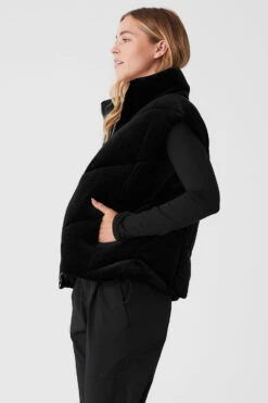 Ribbed Velour Mountain Side Puffer Vest - Black -Alo Yoga Shop W4467R 01 b1 s1 a2 1 m89