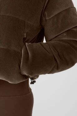 Ribbed Velour Gold Rush Puffer - Macchiato -Alo Yoga Shop W4497R 05614 b1 s1 a4 1 m18