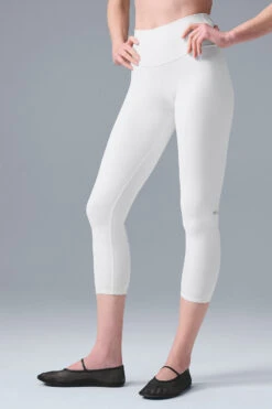 High-Waist Airbrush Capri - White 6 High-Waist Airbrush Capri - White -Alo Yoga Shop W5475R 00 b1 s1 a3 1 m184