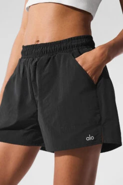 Alumni Short - Black -Alo Yoga Shop W6273R 01 b1 s1 a4 1 m76 96a80f99 6108 4c26 bcb3 f1391ff87d5f