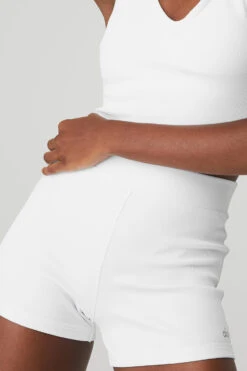 Goddess Ribbed High-Waist Hot Short - White -Alo Yoga Shop W6286R 00 b1 s1 a4 1 m100